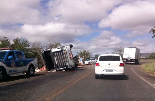 Caetité: Carreta tomba na 'Curva da Condonga' na BR-030