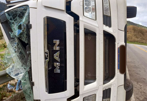 Homem fica ferido após carreta tombar na Serra do Marçal