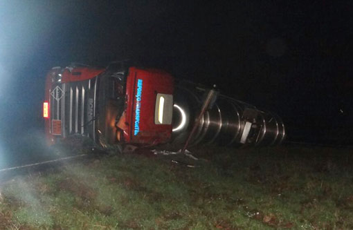 Brumado: Carreta que transportava metanol tomba na BR-030