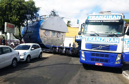 Brumado: Carreta de transporte especial complica trânsito no centro