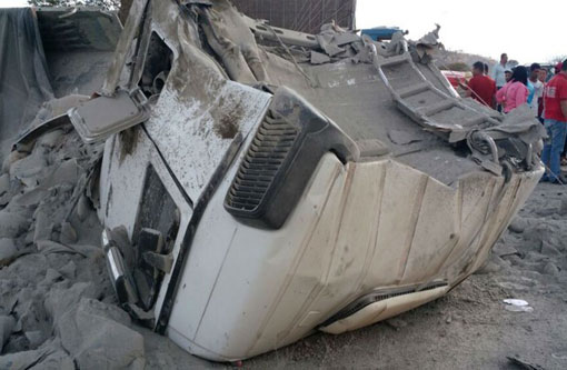 Guanambi: Carreta carregada de cimento tomba na BR-122 e motorista fica ferido
