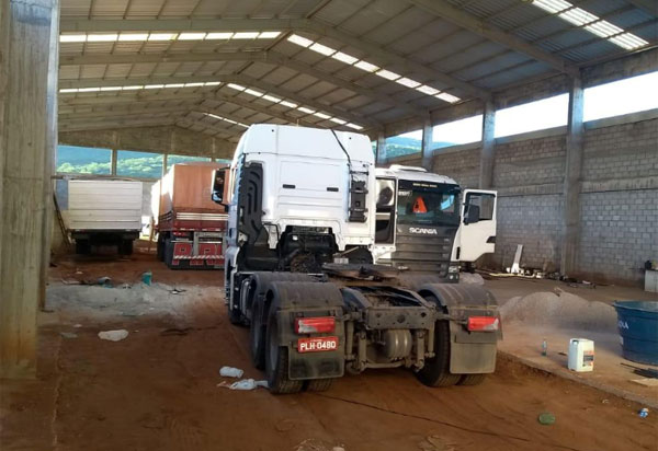 Brumado: Polícia Militar apreende em galpão veículos com restrição de furto/roubo e carga de farelo de soja