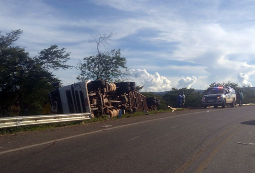 Duas carretas tombaram na BR-030, trecho entre Caetité e Brumado