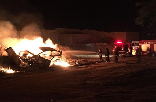 Carro pega fogo ao colidir contra muro em Vitória da Conquista 