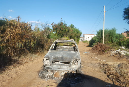 Brumado: Carro incendiado na ‘Rua da Cascalheira' está bloqueando a passagem dos moradores 