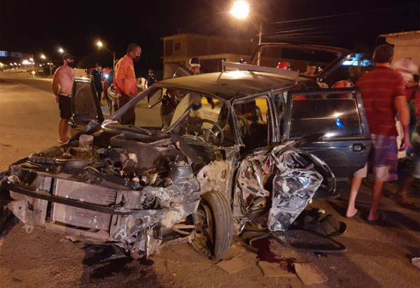 Carro e caminhão colidiram na BA-148, em Brumado