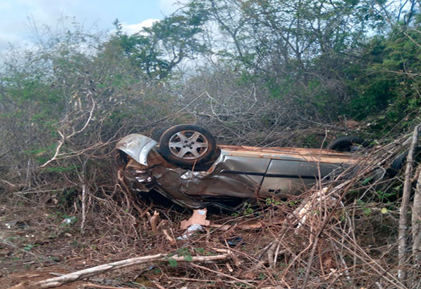 Carro capota e duas pessoas ficam feridas no trecho entre Ibitira e Caetité