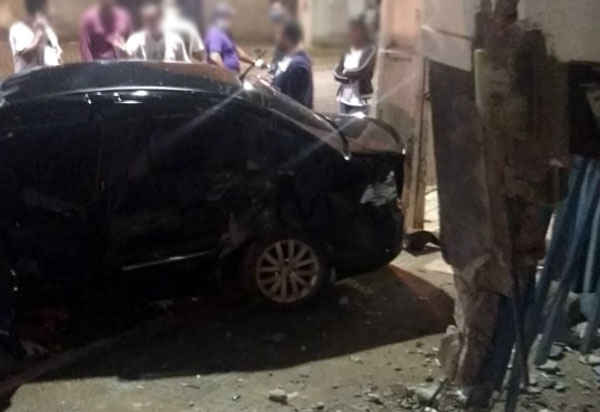 Carro colidiu contra parede de imóvel no centro de Livramento 