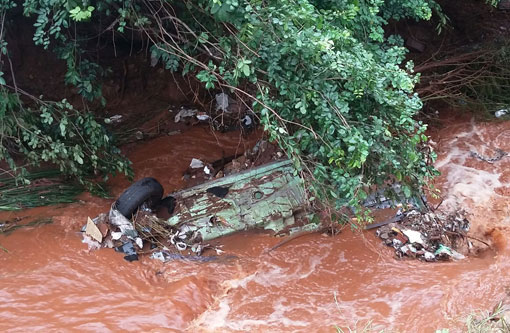 Brumado: Arrastado pela correnteza, carro cai dentro do 'Riacho do Bufão'