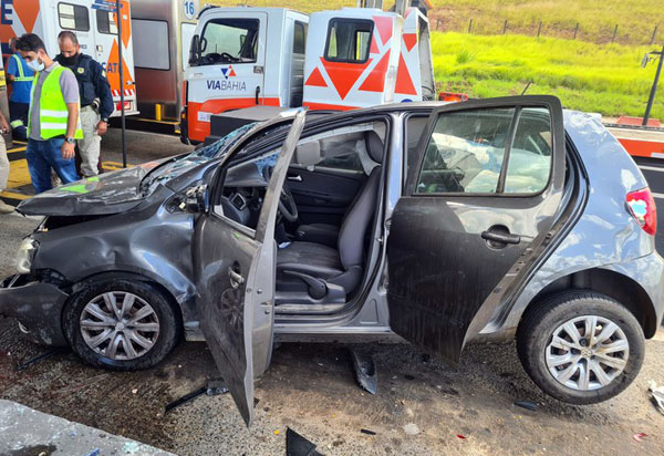 Motorista colide em mureta de pedágio e acaba preso com carro furtado na BR 324