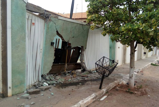 Brumado: jovem bate carro contra muro de casa no Bairro Santa Tereza