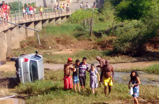 Brumado: Carro caiu da ponte do Bairro São Jorge