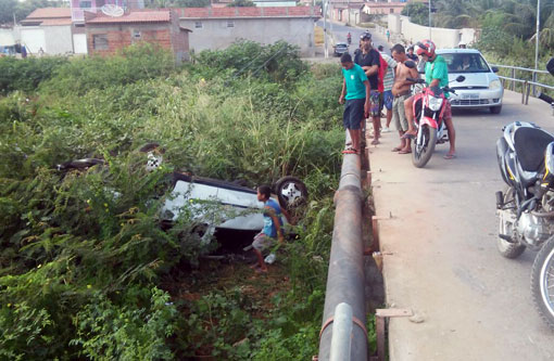 Brumado: Carro caiu da ponte do Bairro São Jorge