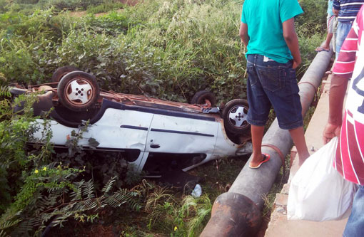 Brumado: Carro caiu da ponte do Bairro São Jorge