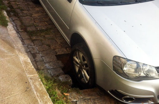 Brumado: Mais um carro cai em buraco aberto pelas chuvas