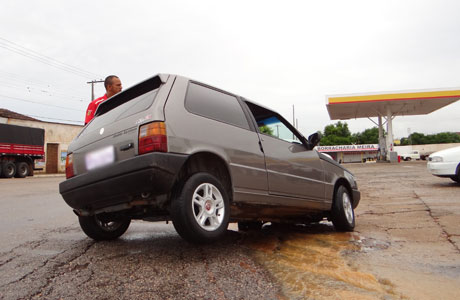 Brumado: Carro caiu em buraco aberto pela chuva