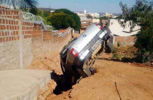 Brumado: Veículo cai em buraco aberto pelas águas da chuva; motorista não se feriu