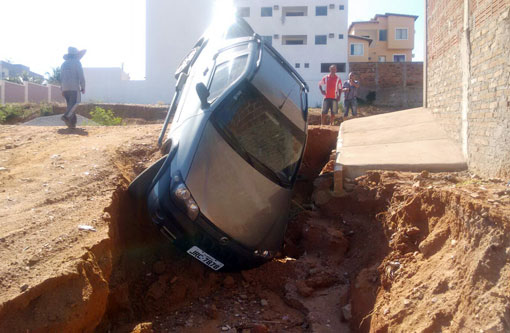 Brumado: Veículo cai em buraco aberto pelas águas da chuva; motorista não se feriu
