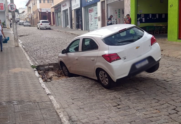 Brumado: carro caiu em buraco formado pelas chuvas na Rua Oflávio Torres