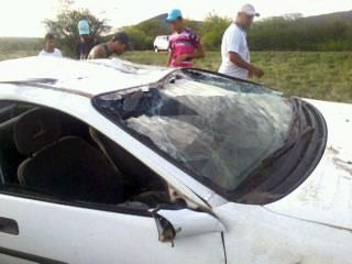 Brumado: Carro capota na BR-030, criança fica ferida