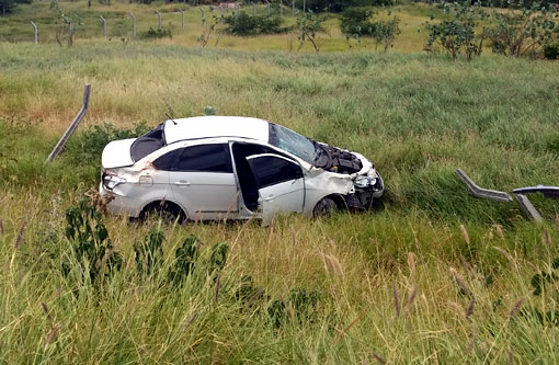 Brumado: Jovem capota carro na BA-148