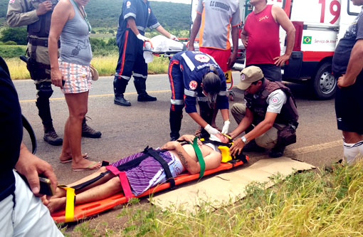 Brumado: Jovem capota carro na BA-148