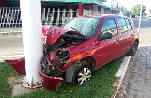 Brumado: Carro colide com placa publicitária na Praça Coronel Zeca Leite