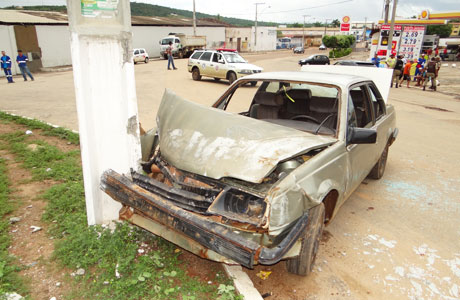 Brumado: Passageiro puxa volante e carro bate em poste