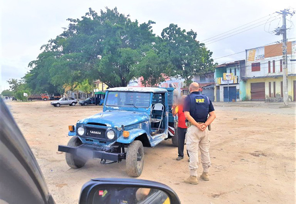Motorista é flagrado dirigindo caminhonete sentado em cadeira de bar