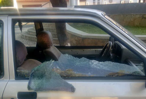 Brumado: carro é apedrejado e criminosos roubam objetos e documento do seu interior