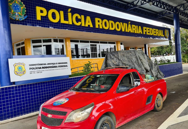 Conquista: Homem é preso com caminhonete roubada carregada com verduras na BR 116