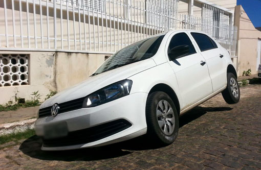 Brumado: Carro cai em buraco e fica com a roda dianteira direita presa