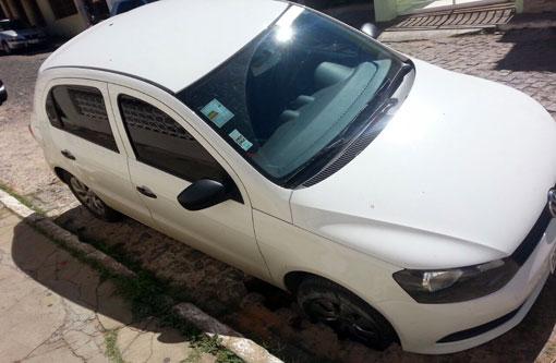 Brumado: Carro cai em buraco e fica com a roda dianteira direita presa