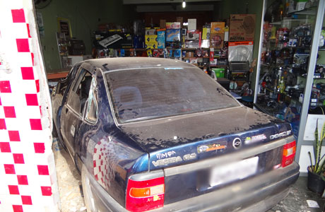 Brumado: Carro invade loja de eletrônicos