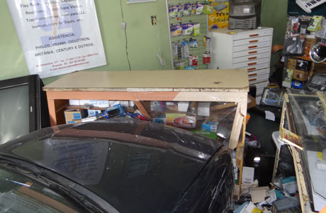 Brumado: Carro invade loja de eletrônicos