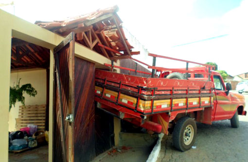 Brumado: Veículo sem motorista desce rua e colide com o portão de uma casa