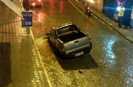 Brumado: Devido às chuvas, carro cai em buraco e ocupantes saem pela janela