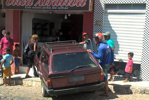 Brumado: motorista esquece de acionar freio de mão e carro invade loja