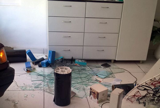 Brumado: motorista esquece de acionar freio de mão e carro invade loja