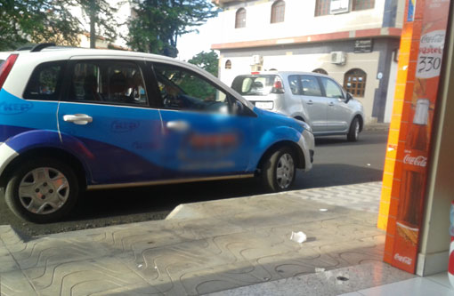Brumado: Carro é flagrado estacionado em frente a rampa de acessibilidade