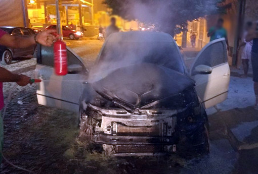 Brumado: carro pega fogo próximo a Praça do Jurema; populares ajudaram a conter as chamas  
