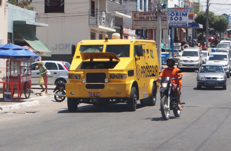 Brumado: Carro forte apresenta problemas e para no meio da rua