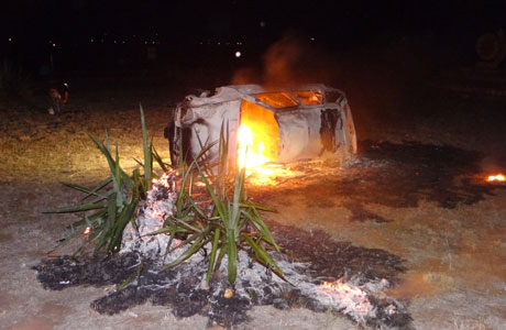 Brumado: Carro capota na rotatória da BR-030 e incendeia