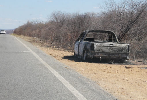 Veículo completamente queimado está as margens da BA-148 entre Brumado e Livramento