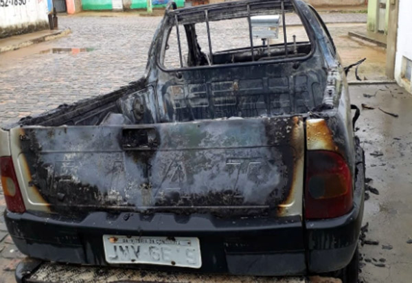 Carro fica completamente destruído após ser incendiado em Presidente Jânio Quadros