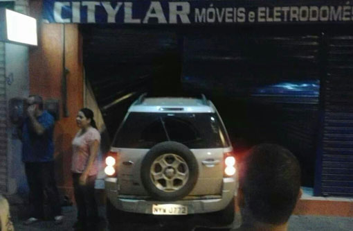 Brumado: Carro conduzido por motorista embriagado invade loja no centro