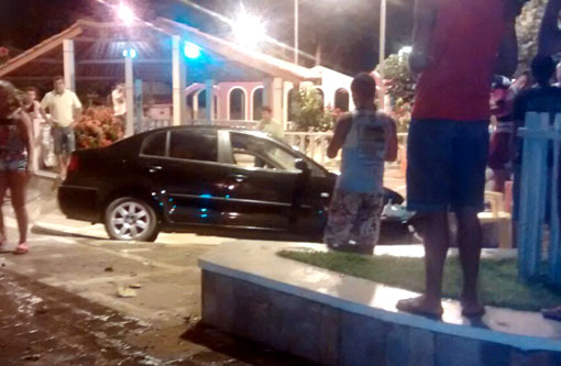 Brumado: Motorista dá 'cavalo de pau' e invade Praça com carro