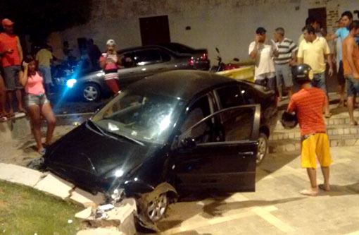 Brumado: Motorista dá 'cavalo de pau' e invade Praça com carro