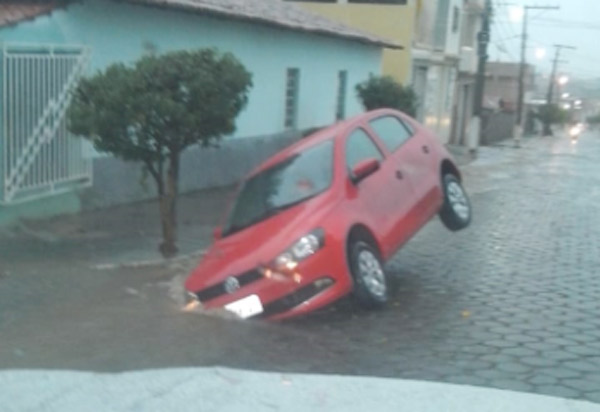 Livramento: condutor não vê buraco coberto por água da chuva e cai com veículo 