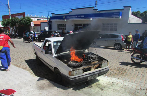 Carro pega fogo no centro de Livramento de Nossa Senhora